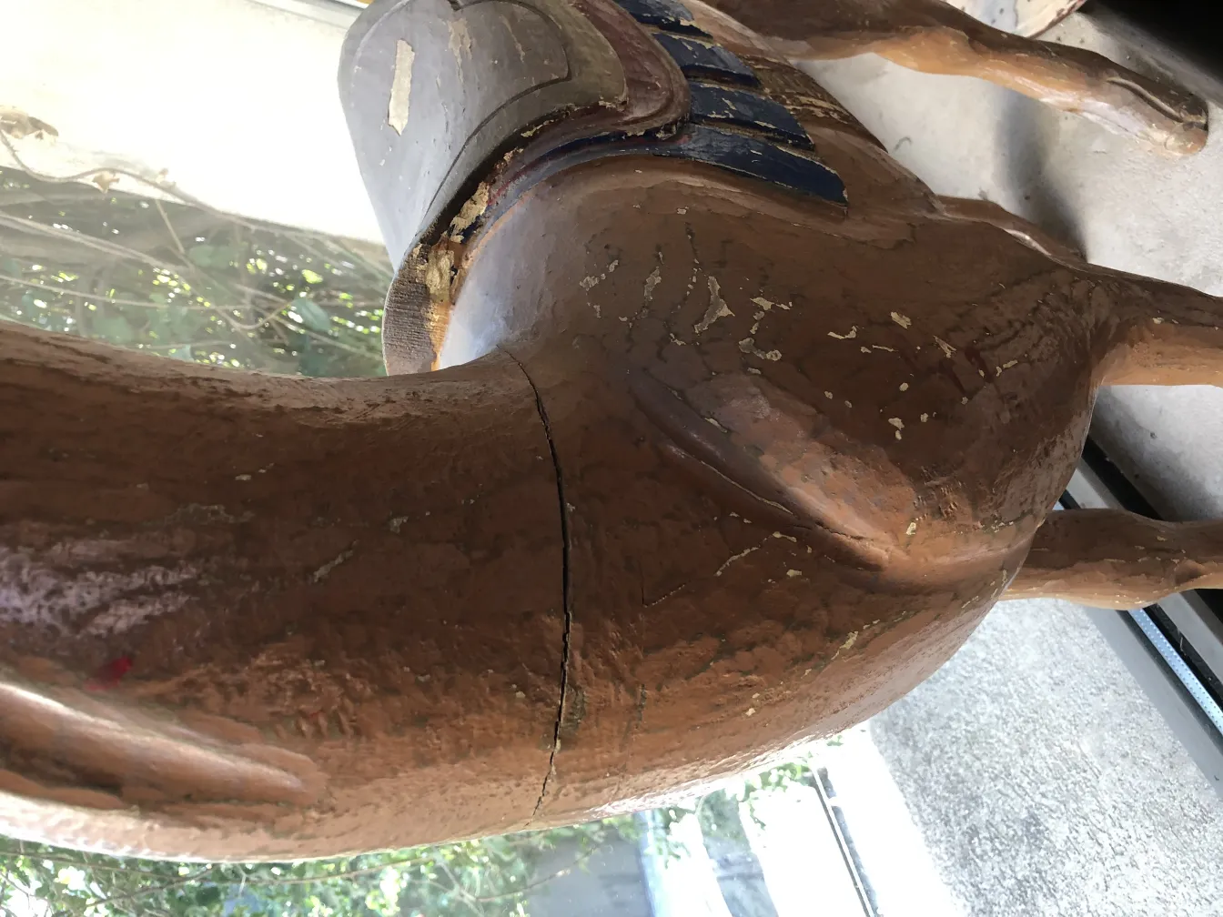 antike dekorative Lama-Skulptur in heller Umgebung