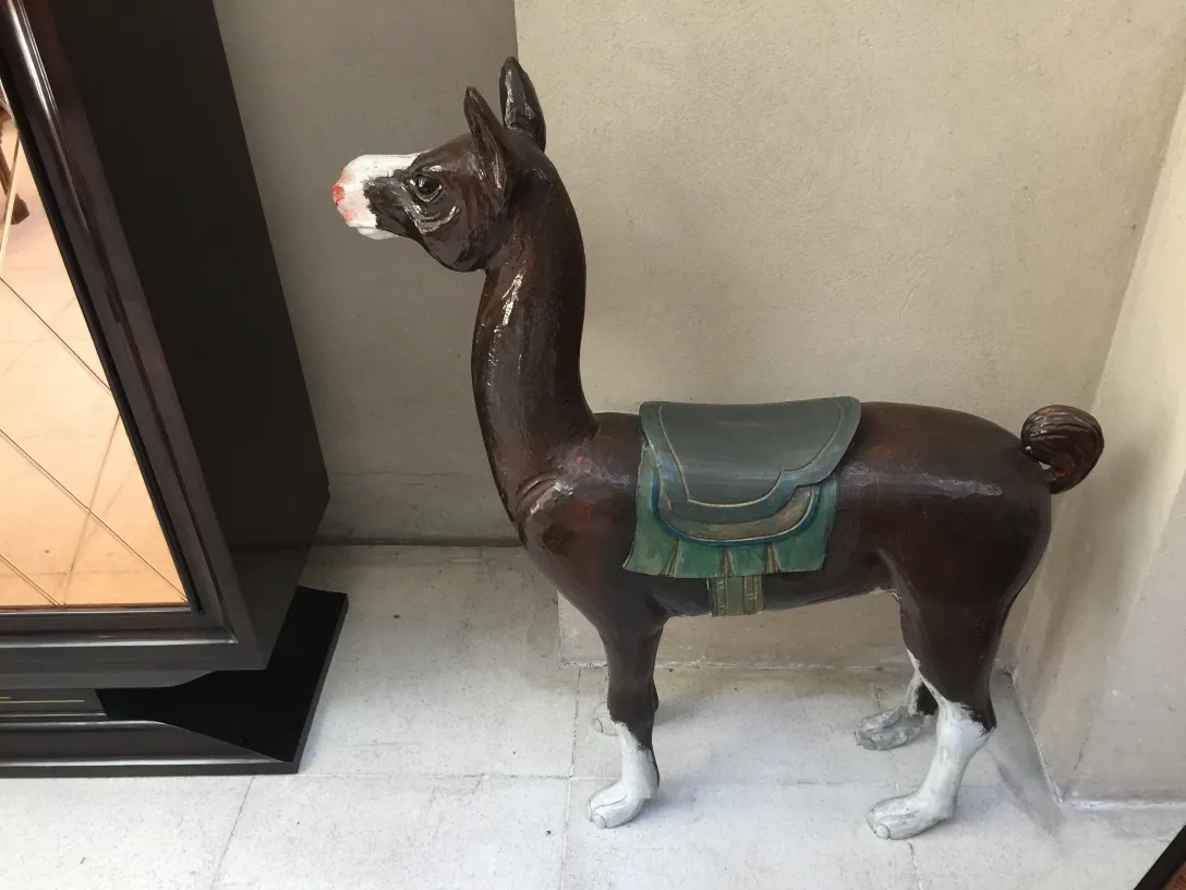 带鞍的古董装饰羊驼雕塑