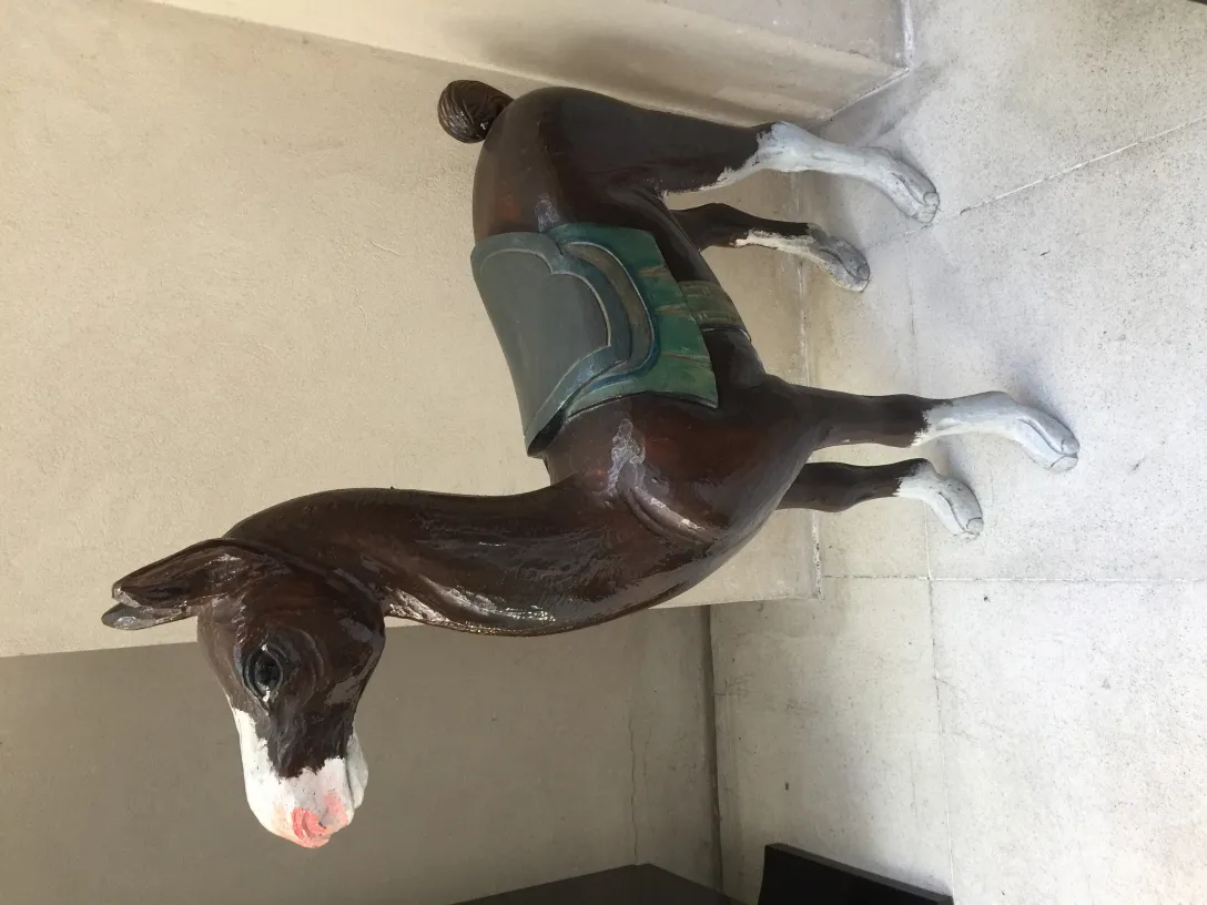 Scultura antica di lama con dettagli sul viso