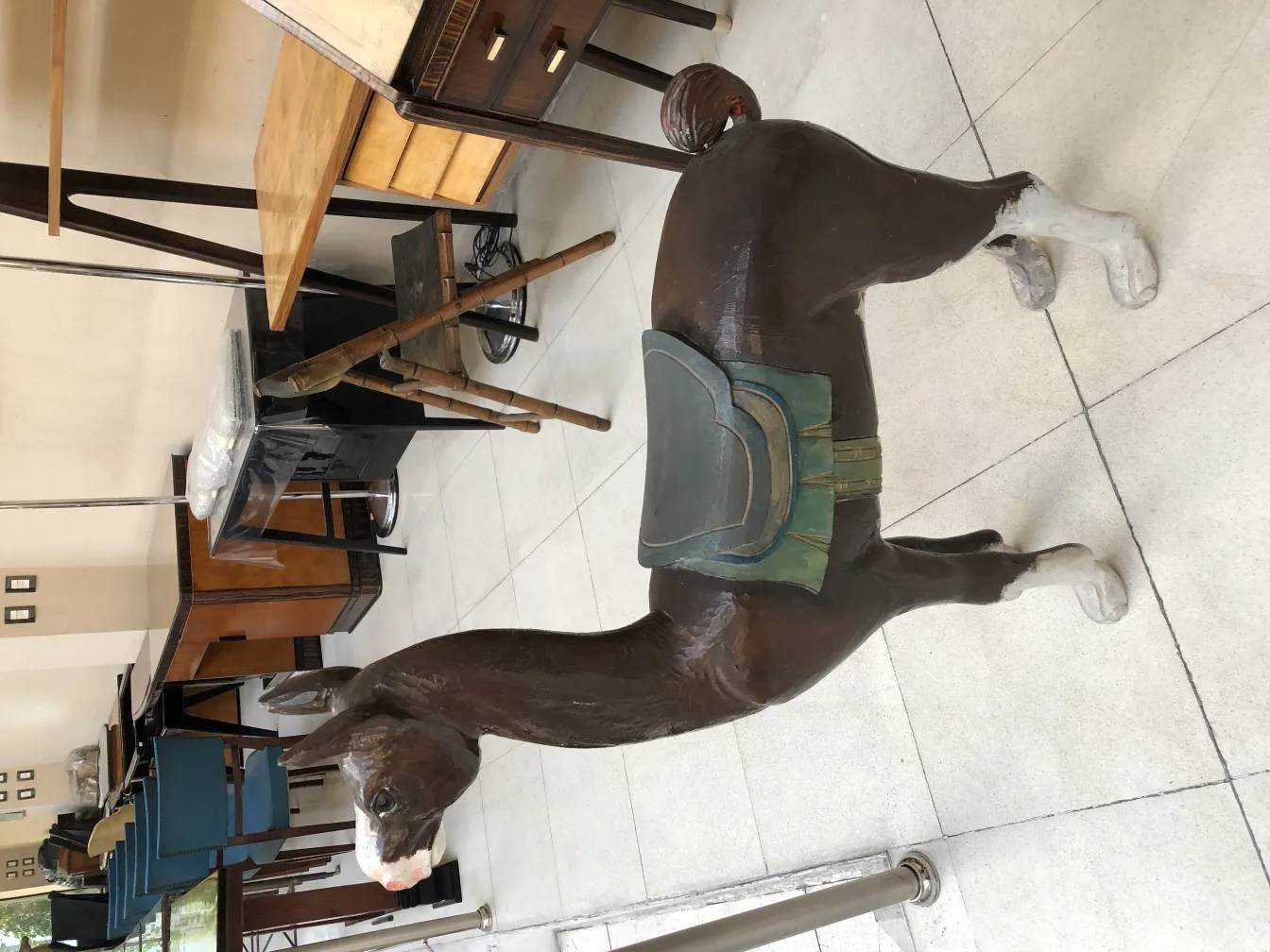 장식된 고대 라마와 안장, 클래식한 환경.