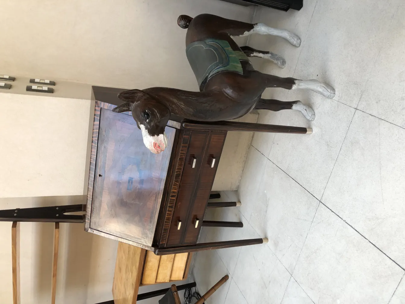 لاما عتيقة بتفاصيل في التصميم، خلفية محايدة