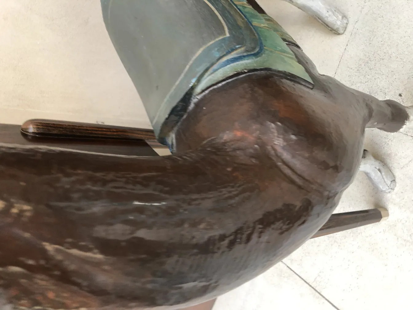 dettaglio di una scultura antica di lama con sfondo neutro