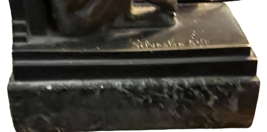 Suporte para livros antigo e decorativo com detalhes intrincados.