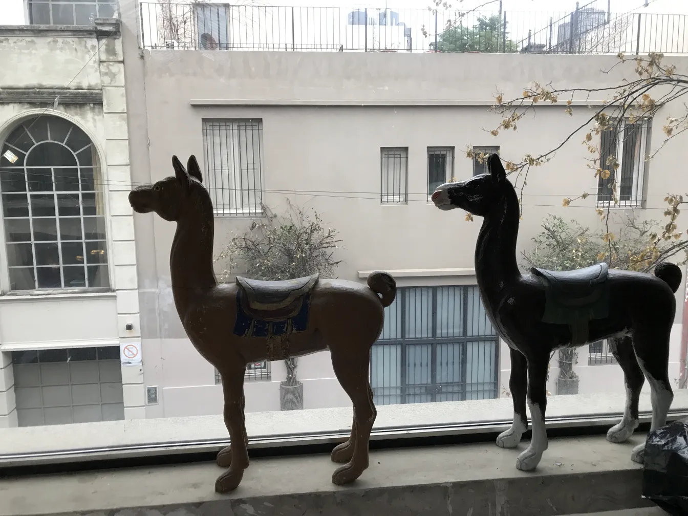 窗边的古董装饰羊驼雕像