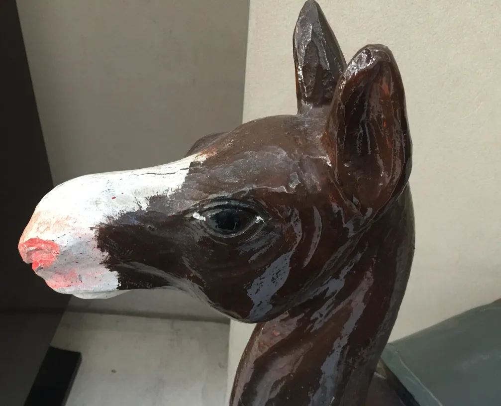 Tête de lama ancienne avec des détails décoratifs.