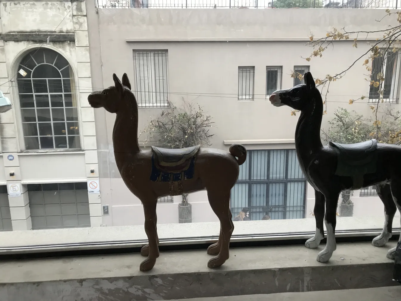 scultura di lama antica in un contesto urbano
