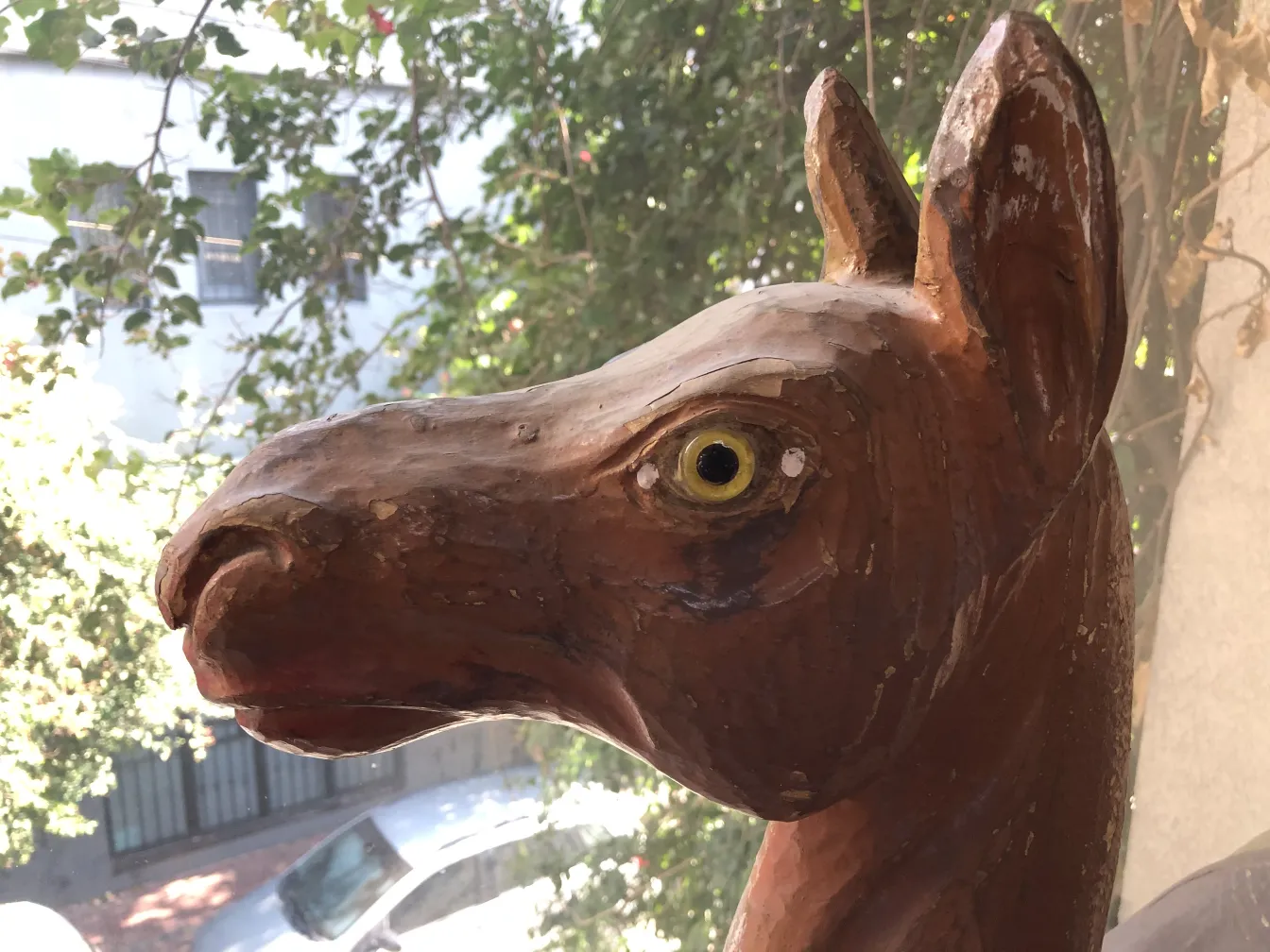 Scultura antica di lama con occhi gialli.