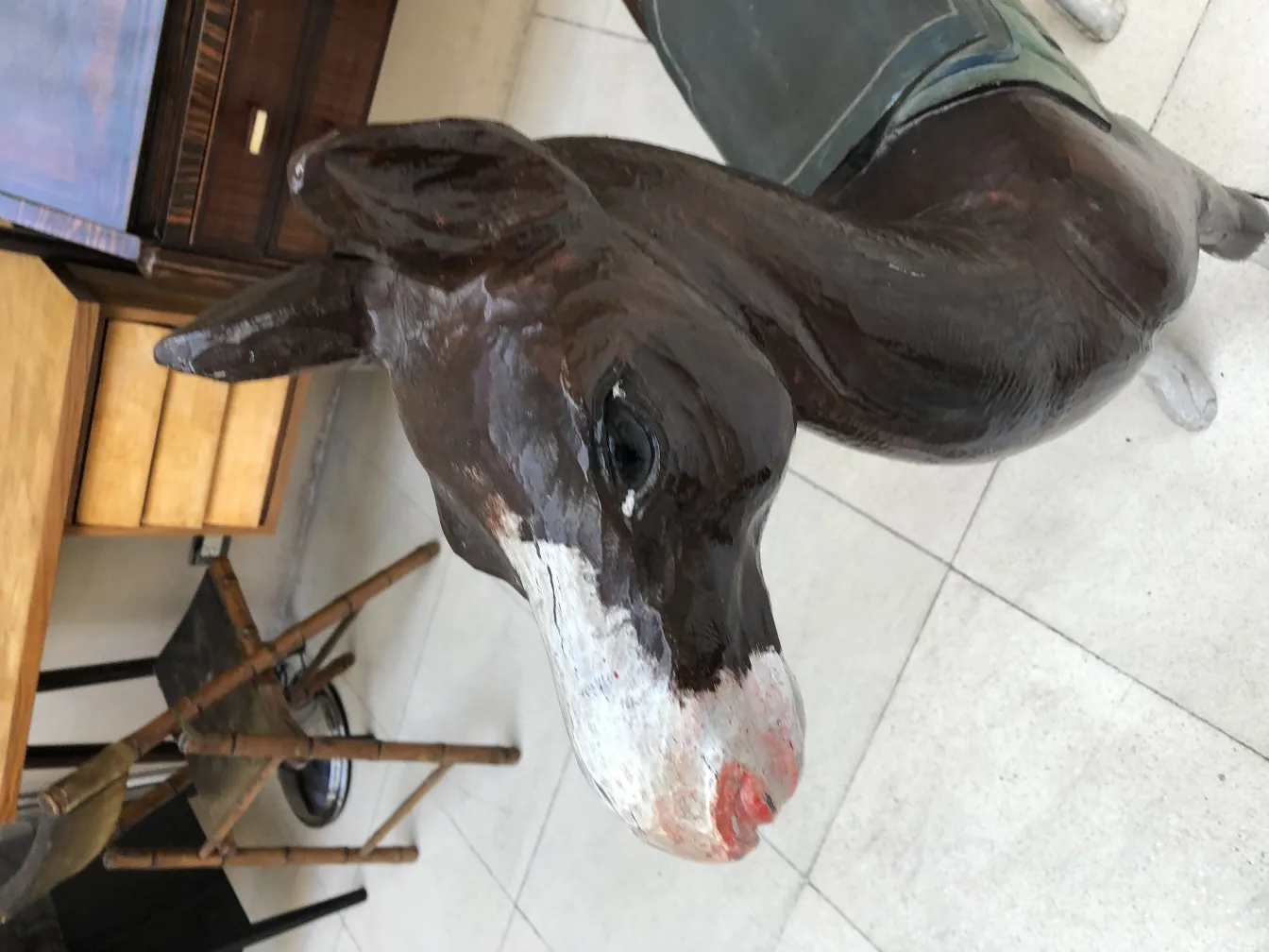 escultura antigua de una llama decorativa con detalles en el rostro