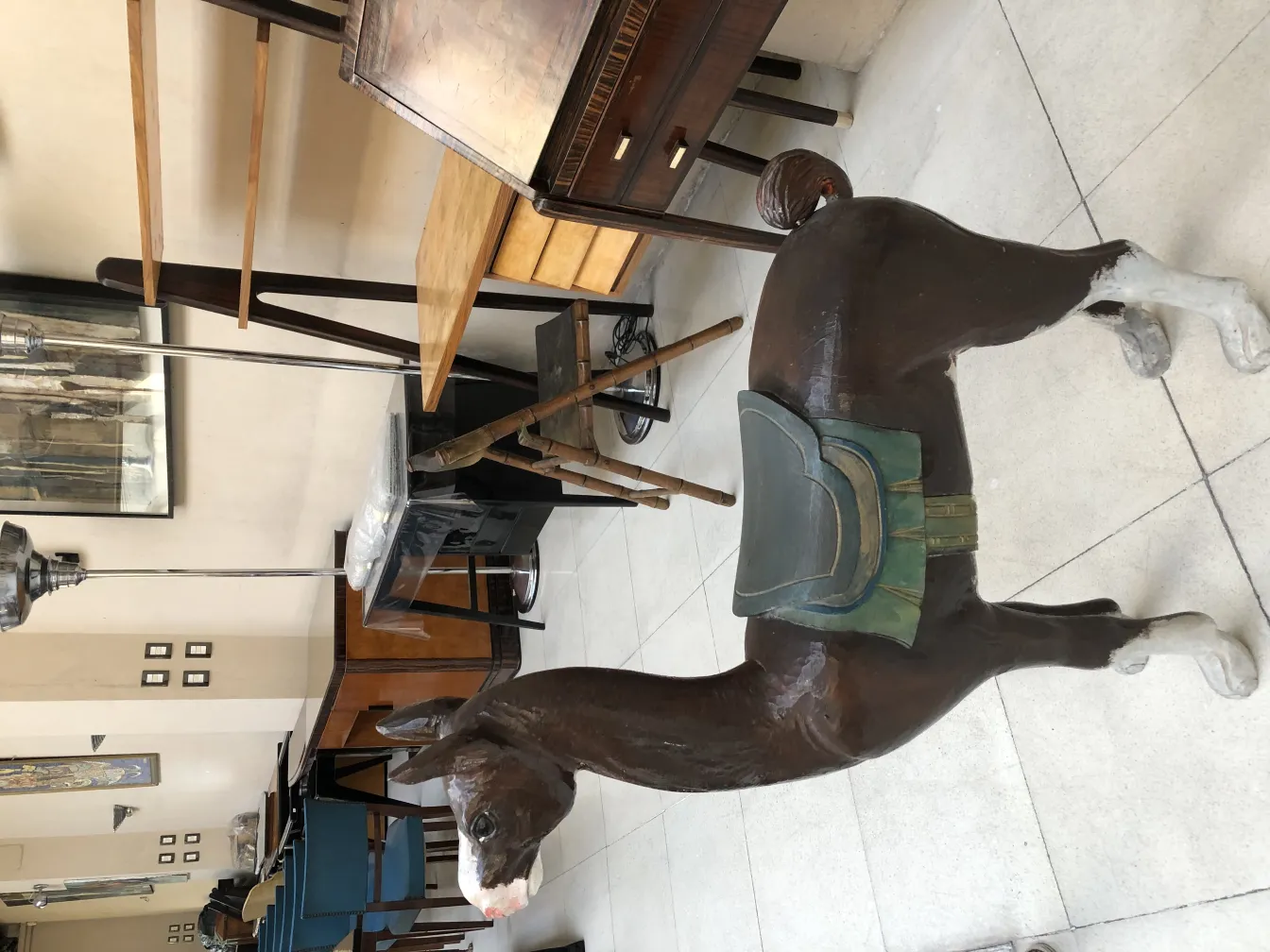 scultura antica di una lama con sella