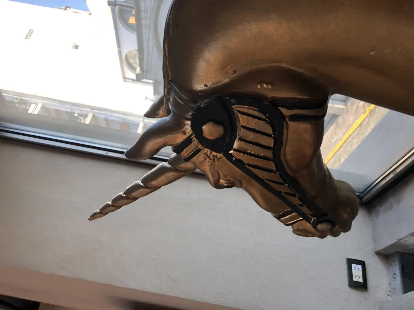 Antike goldene Einhornskulptur mit dekorativen Details