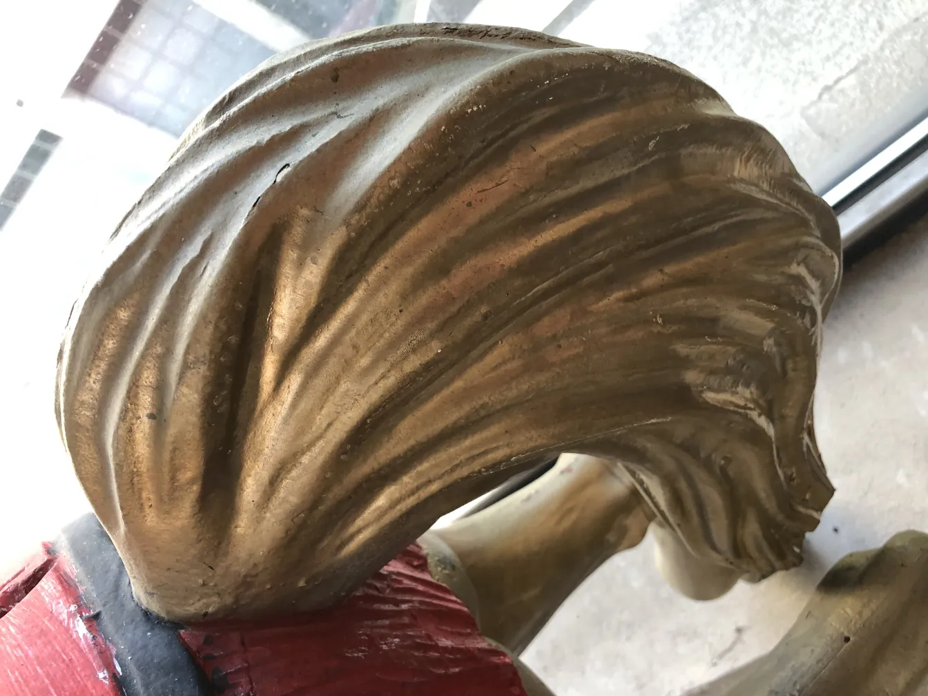 sculpture en relief de la crinière dorée de la licorne