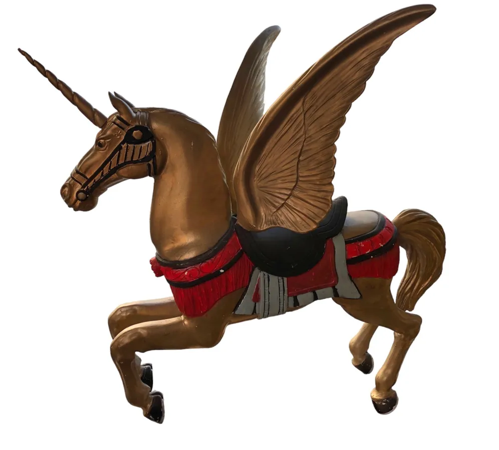 einhorn mit goldenen flügeln, kunstvoll dekoriert, antike figur