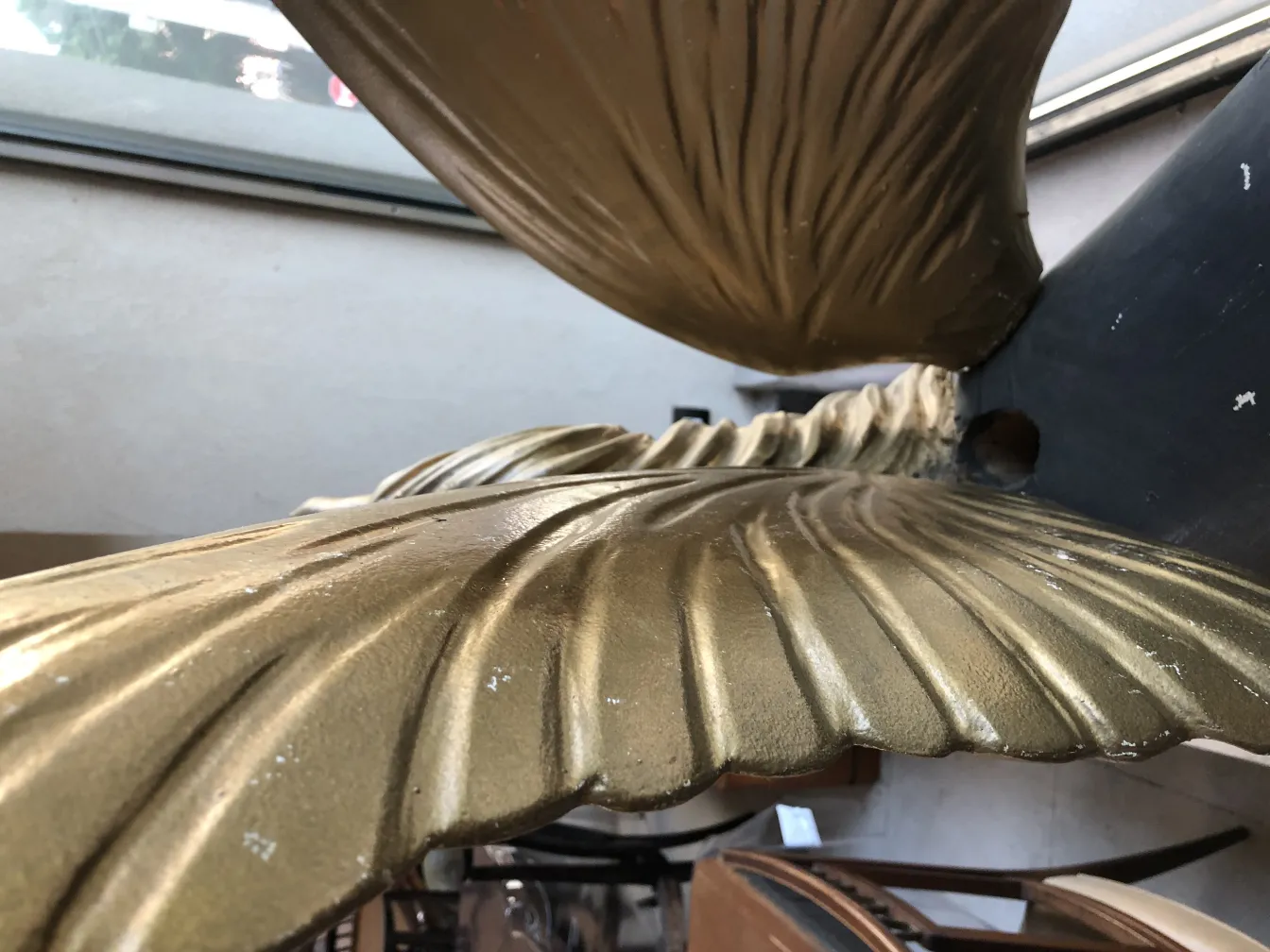 Antike Einhornfigur mit goldenen Details in einem eleganten Ambiente.