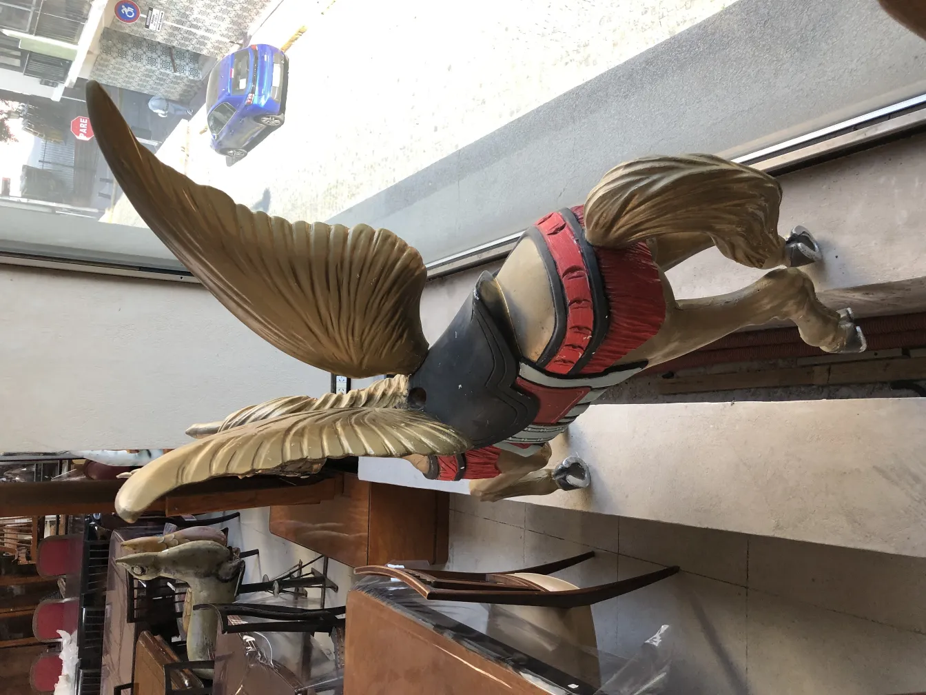 escultura antigua de unicornio con arcos y colores vibrantes, decorando un salón