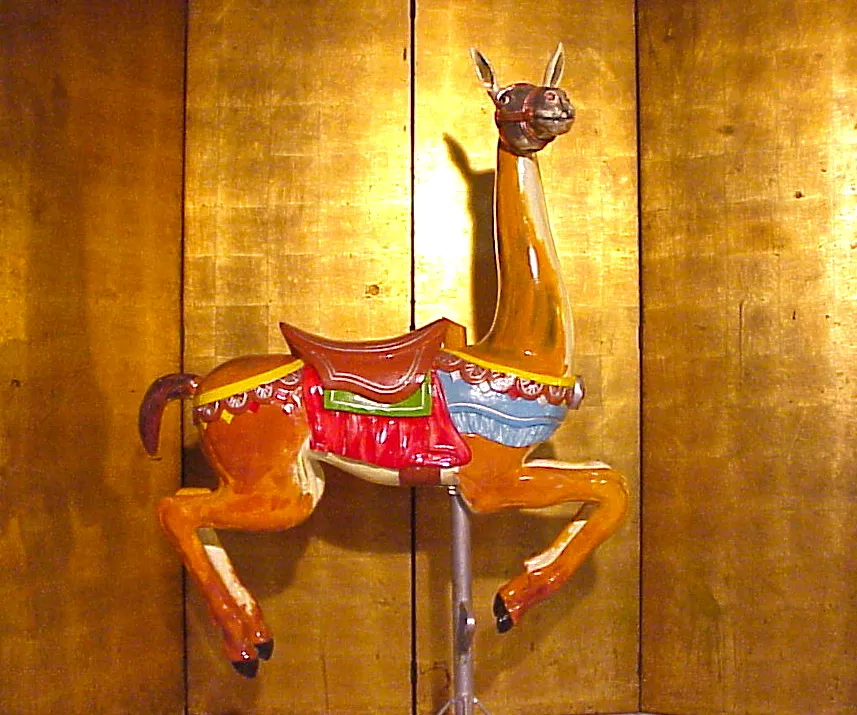 lama antique colorée devant un fond doré