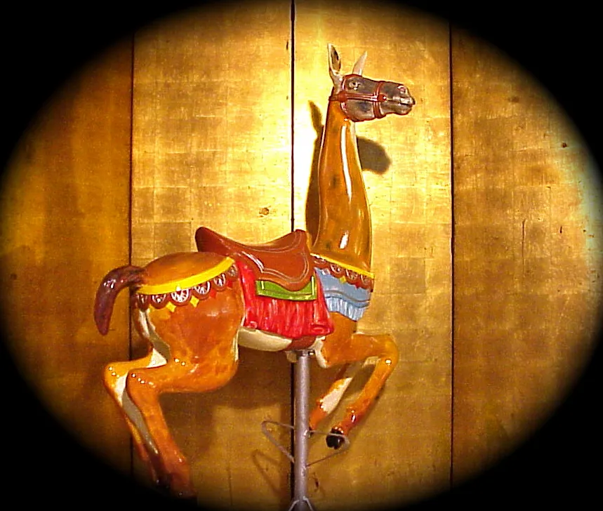 Lama ancienne décorative avec selle colorée