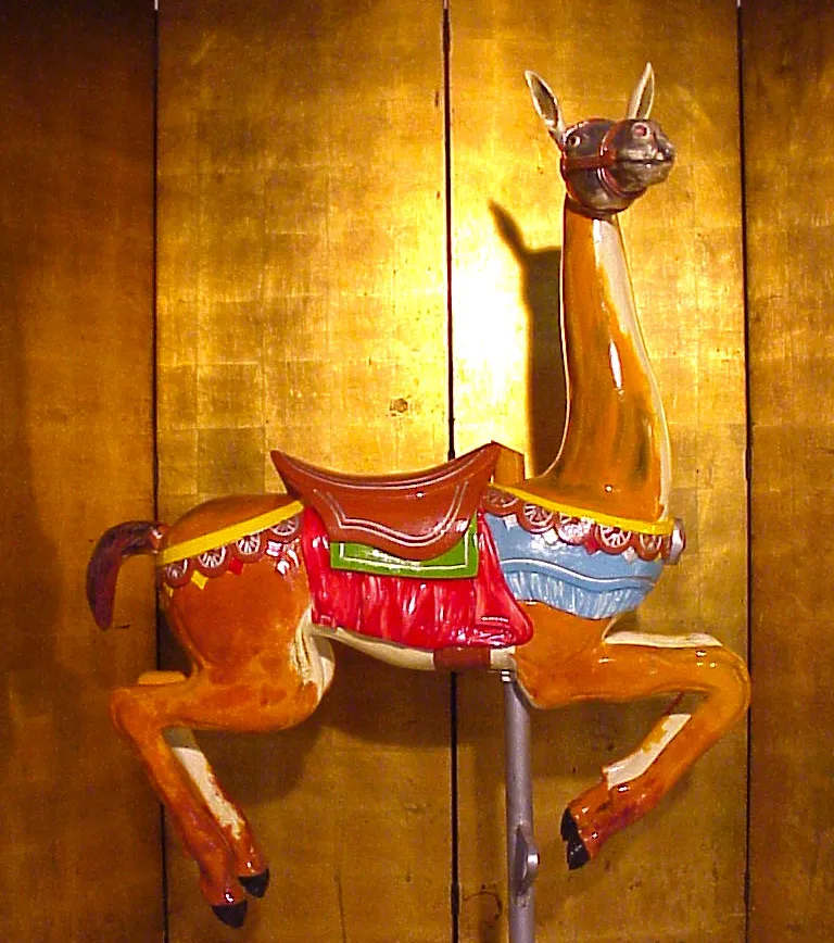 Figura de llama antigua con colores brillantes y fondo dorado.