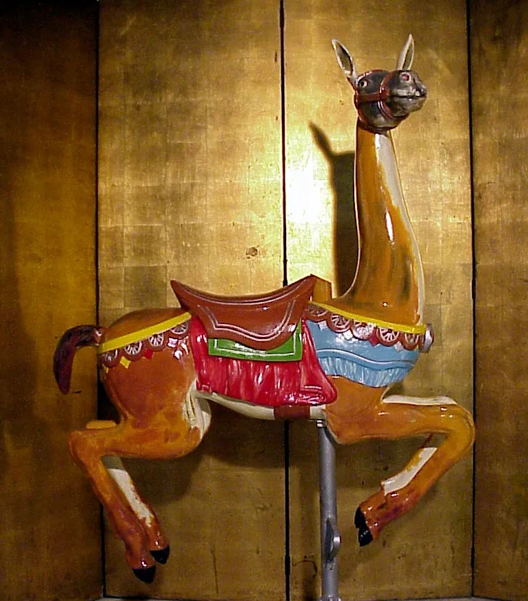 lama ancienne de jouet aux couleurs vives et détails artistiques, fond doré