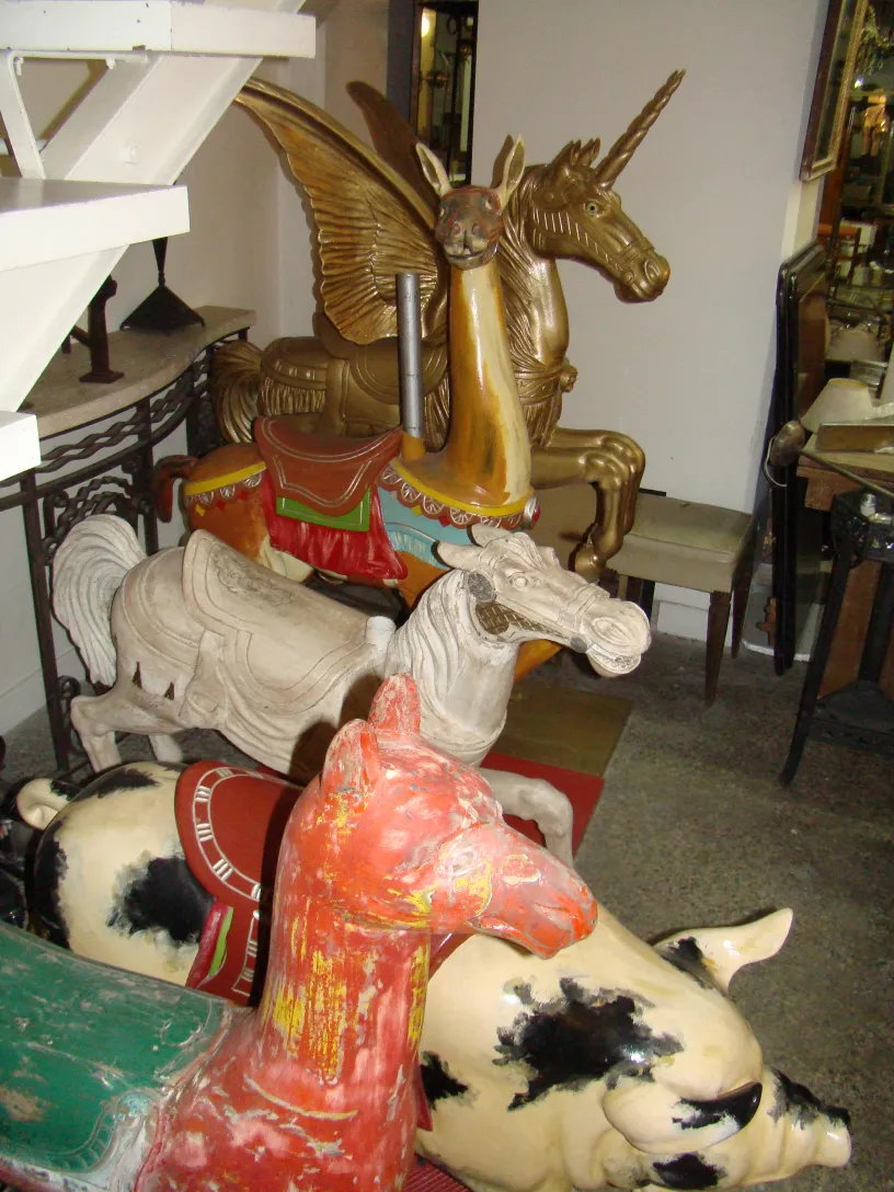 figurina di maiale antico con dettagli colorati