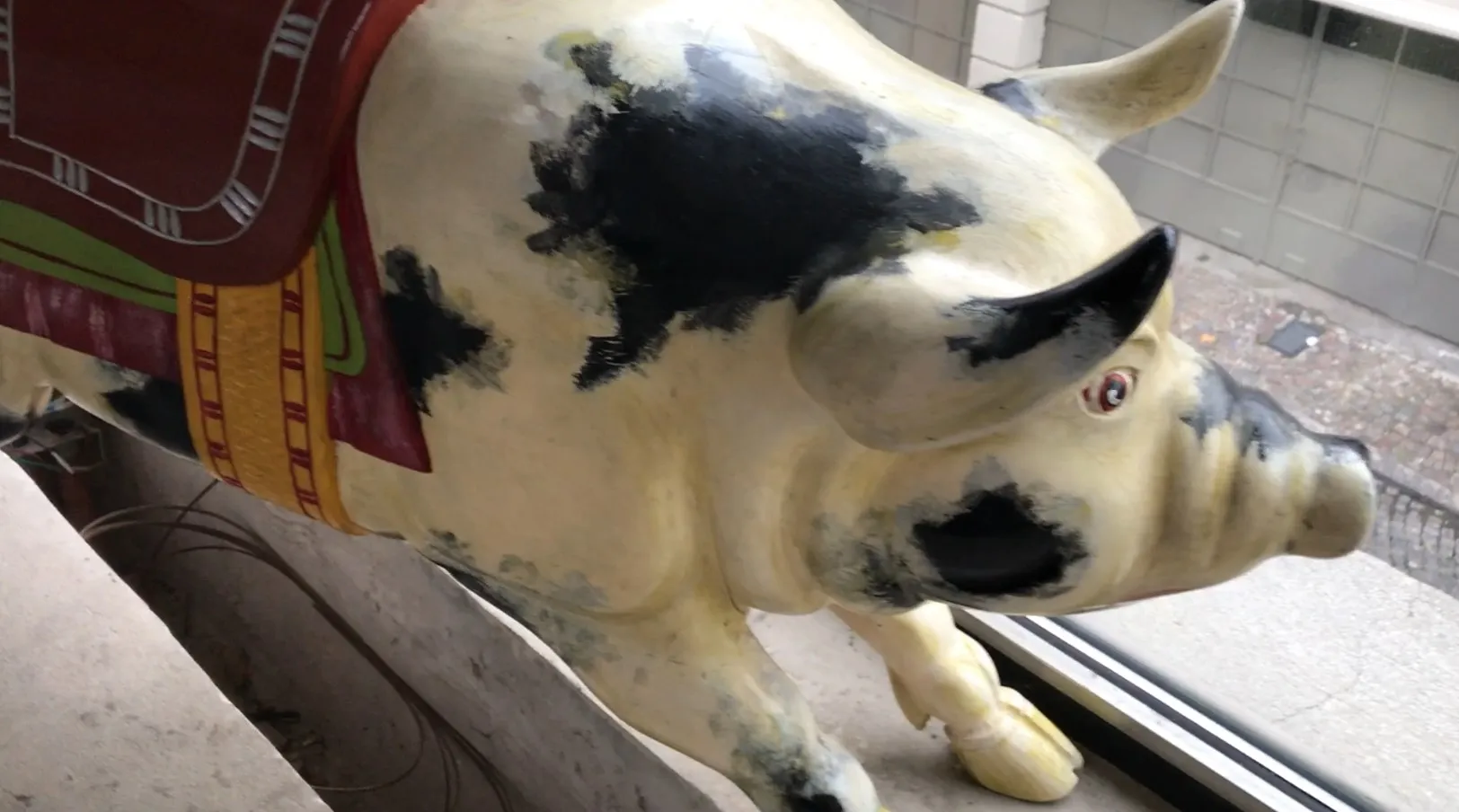 Maiale decorativo antico con dettagli vivaci e colorati