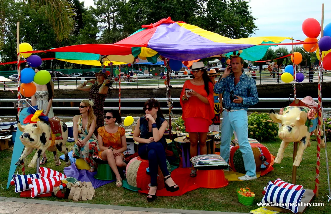 古董装饰猪在节日氛围中