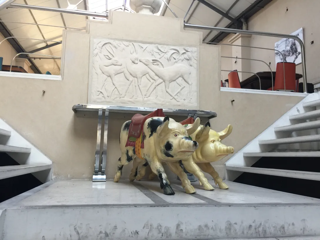 sculpture d'un ancien cochon décoratif dans un cadre moderne