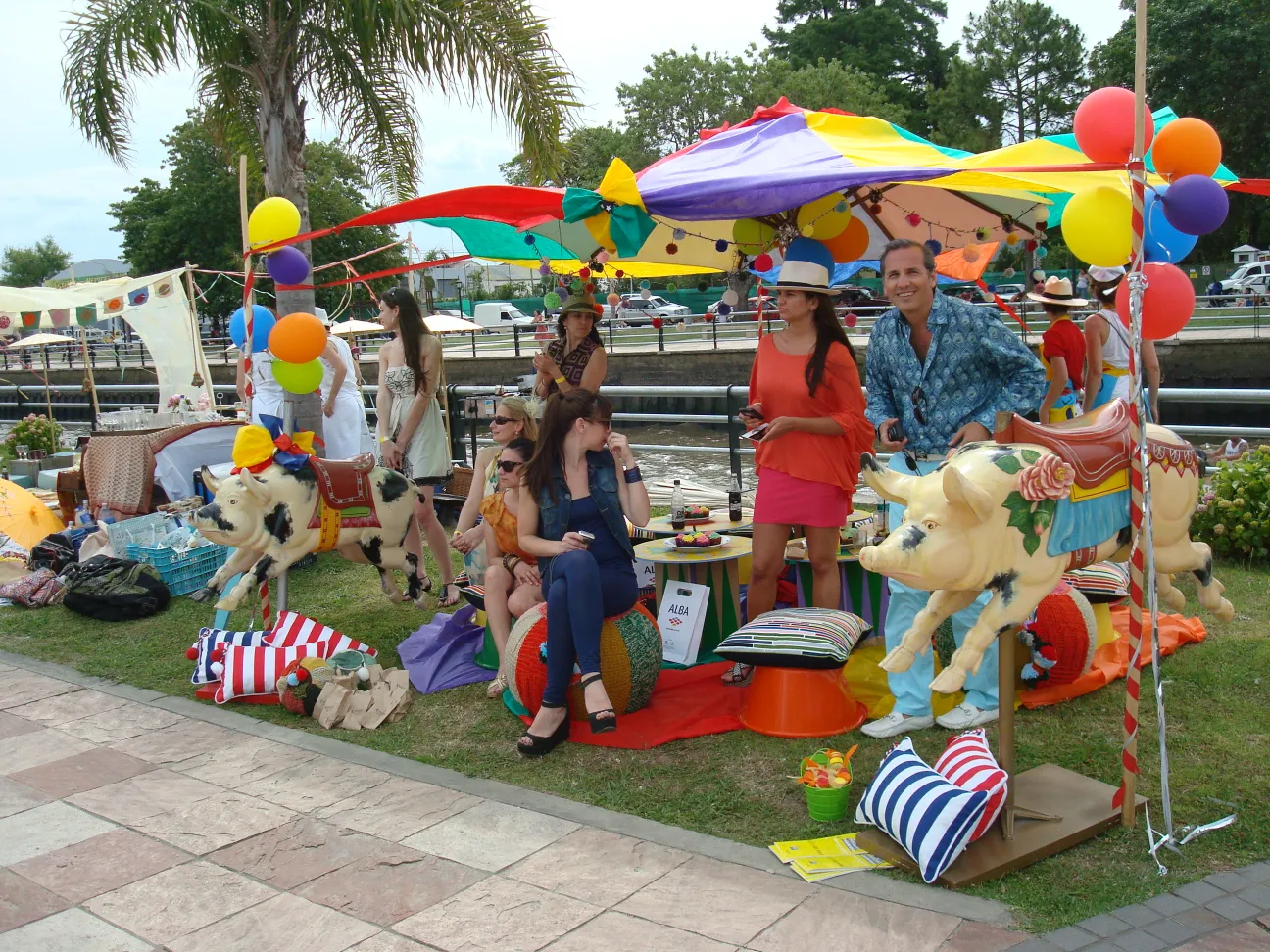 porco decorativo antigo com cores vibrantes em um ambiente festivo