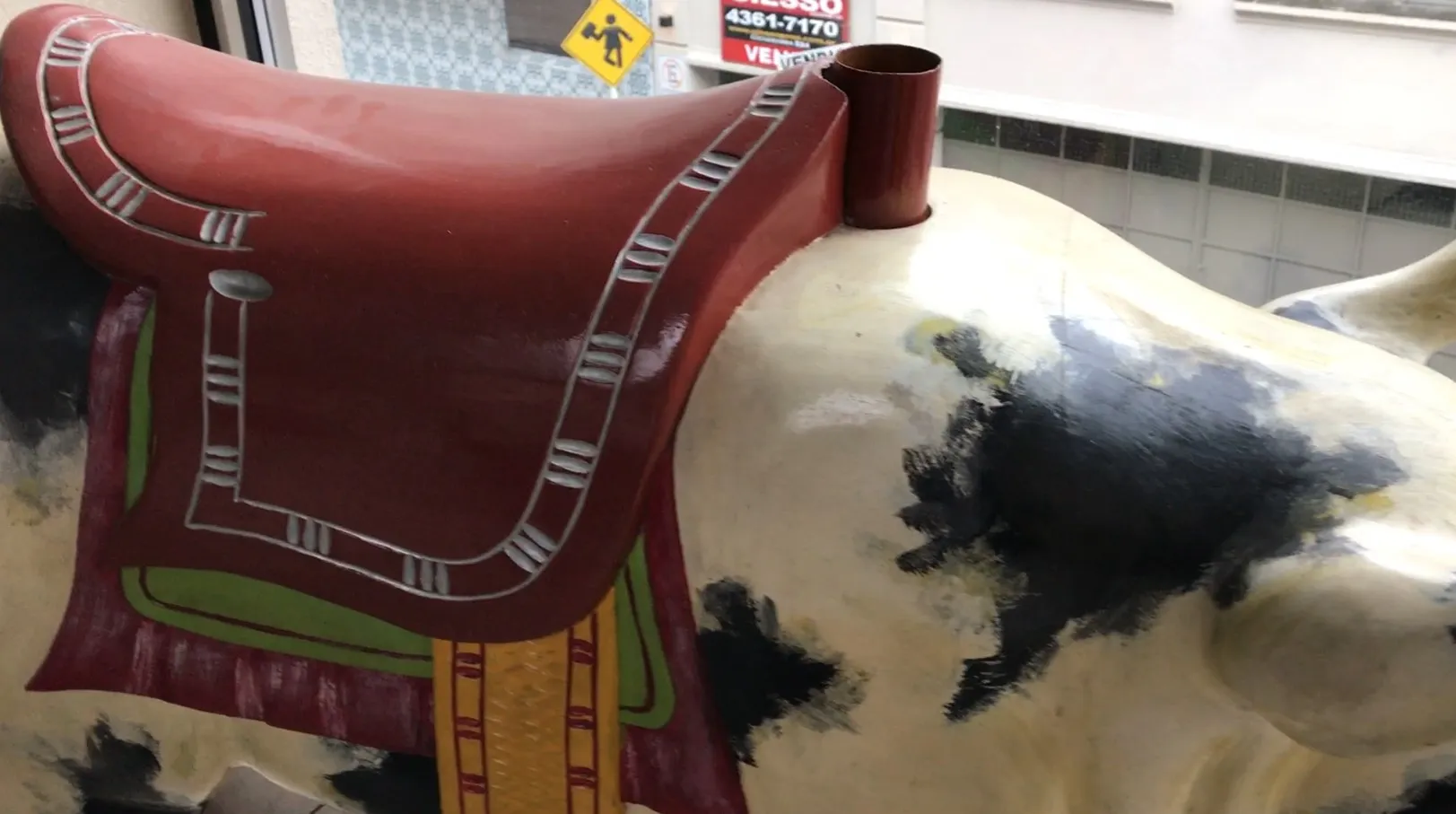 装飾的な古代豚に赤い鞍とカラフルな詳細