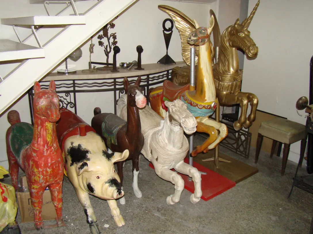 Porco antigo com detalhes decorativos em um ambiente de antiguidades