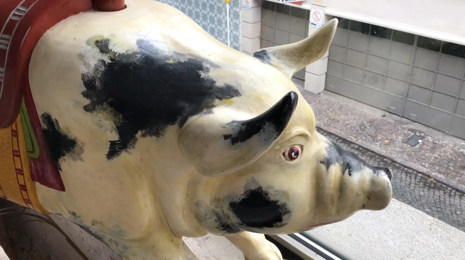 装饰性古老猪，带有黑白细节和红色眼睛。