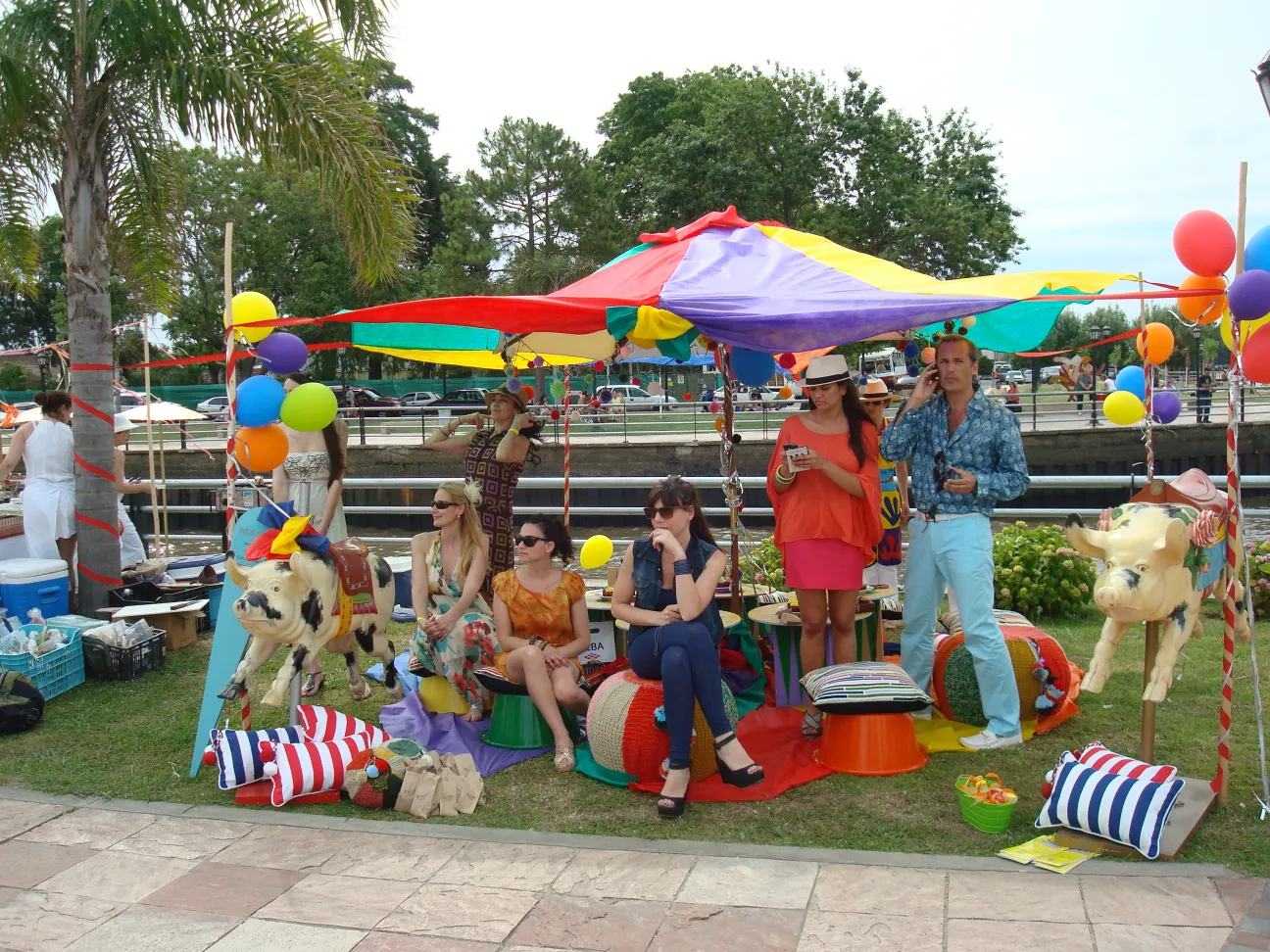고대 장식 돼지가 아이들과 풍선이 있는 축제 환경에 있습니다.