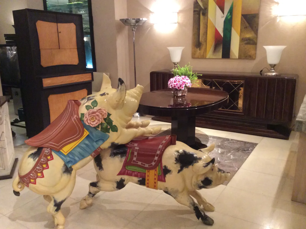 古典猪装饰雕塑，色彩斑斓，置于乡村环境