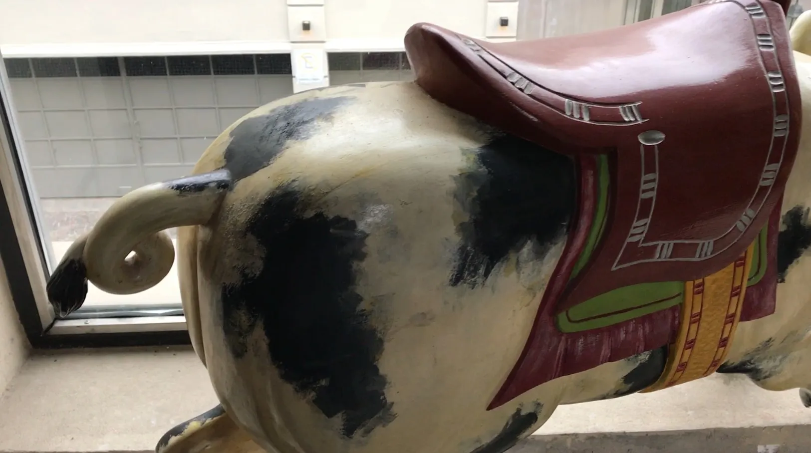 고전적인 장식 돼지와 안장이 있는 배경