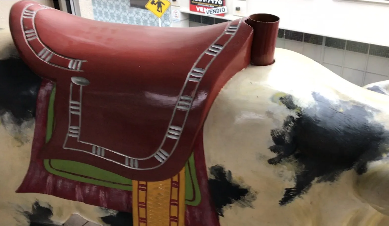 Cochon décoratif ancien avec des détails colorés