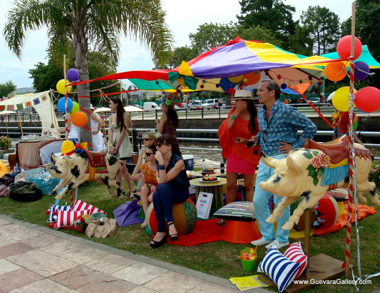 밝은 색상의 고적 장식용 돼지 장난감의 모습