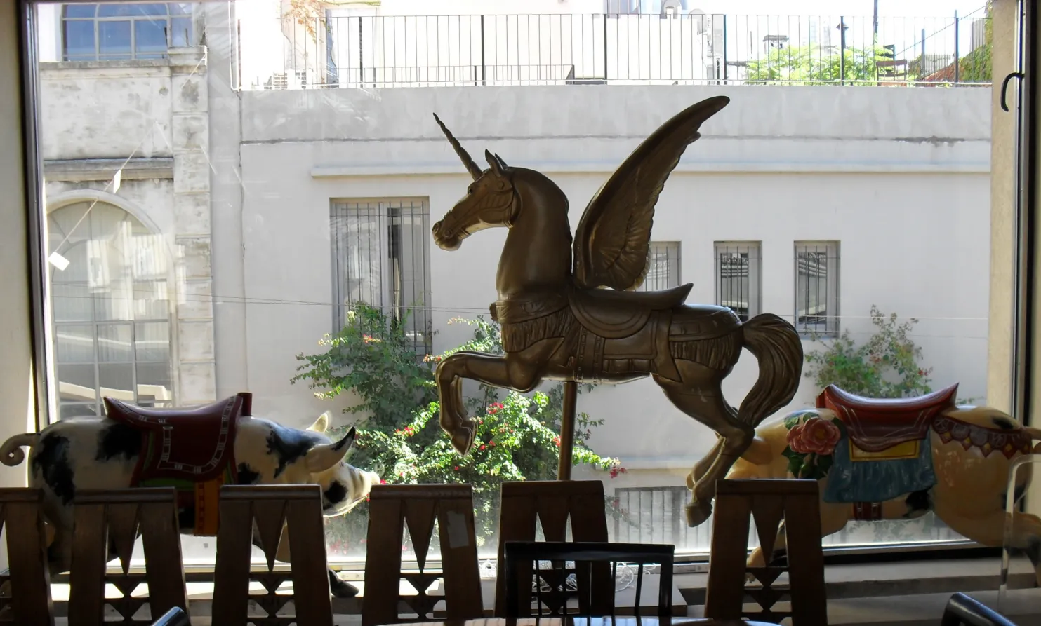 antiguo chancho decorativo con detalles coloridos en fondo claro