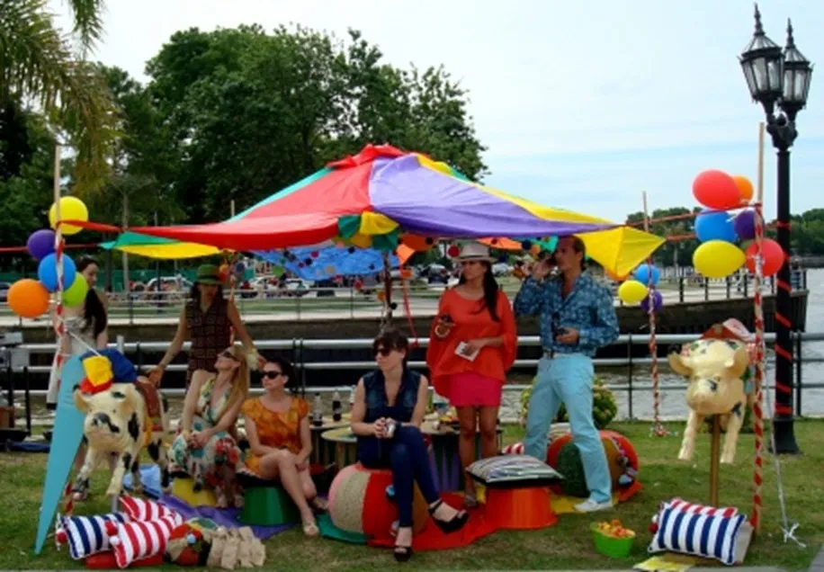Chancho antiguo en una fiesta colorida al aire libre