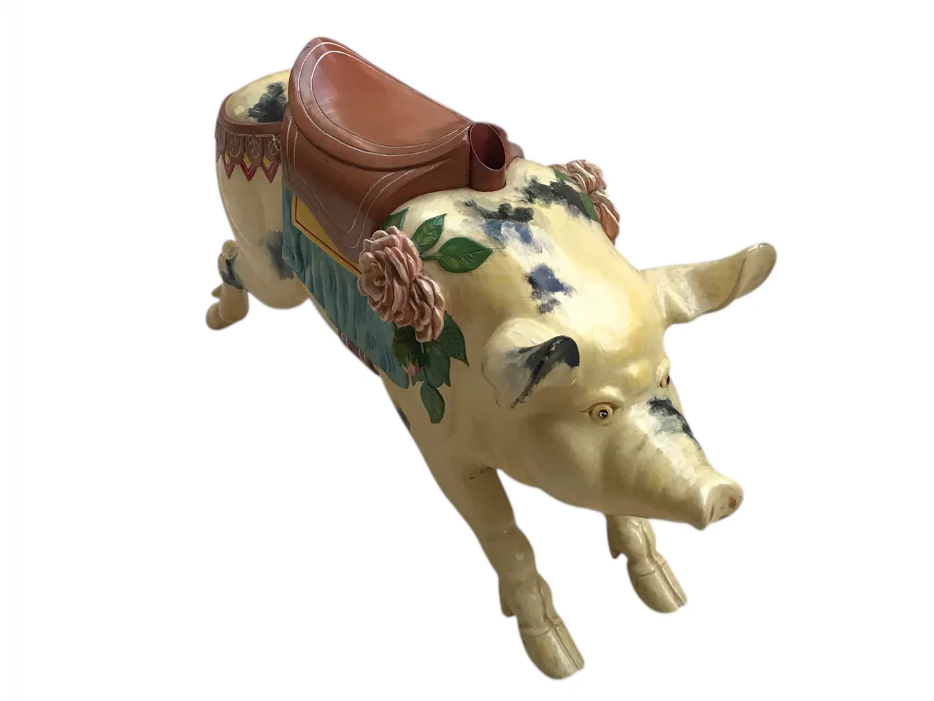 cochon ancien avec décorations florales et selle