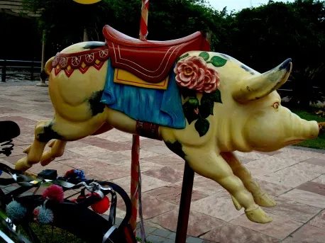 Antiguo chancho de juguete colorido con adornos florales