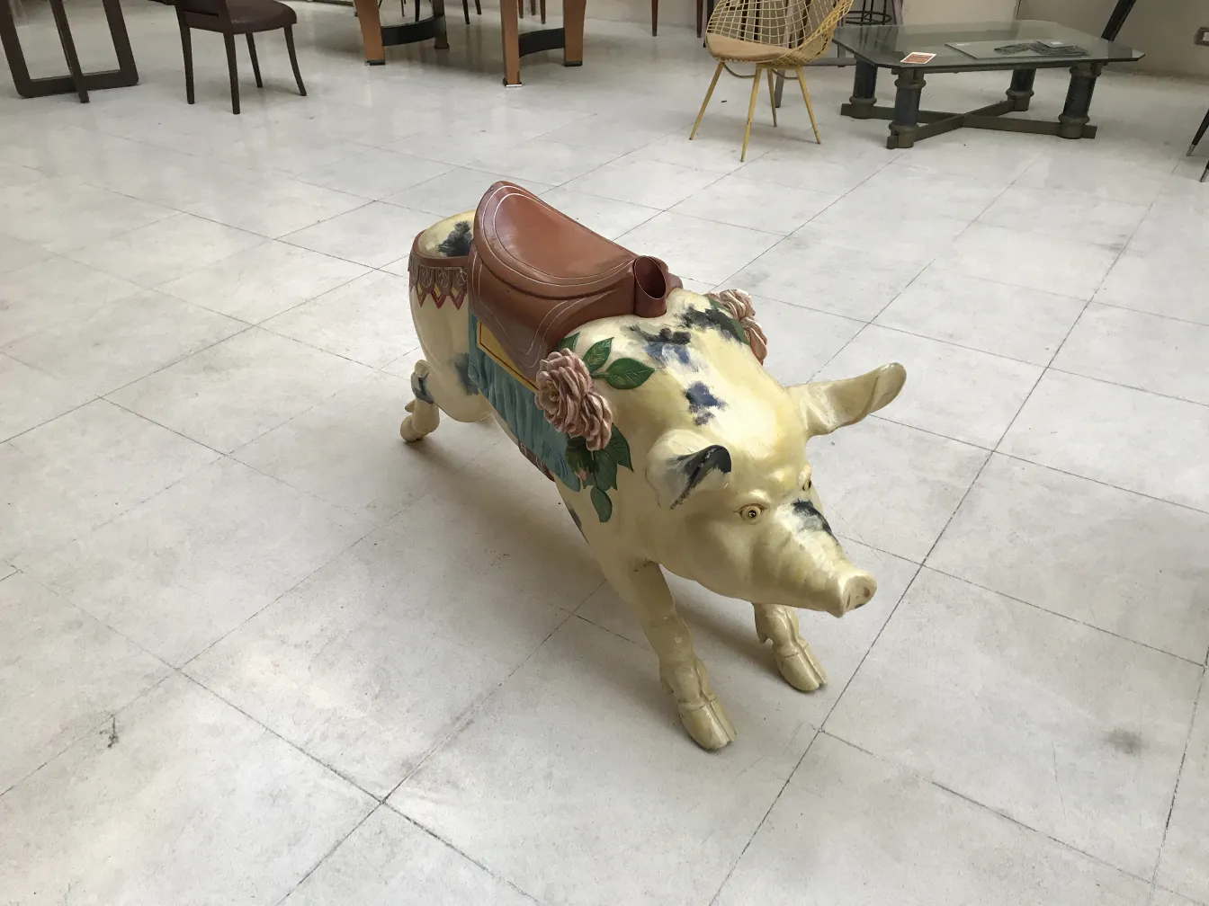 Chancho antiguo decorativo con silla de montar, flores y detalle colorido