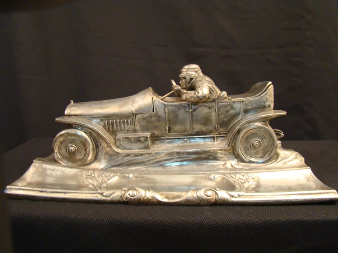 Antiker Tintenfass WMF in Form eines Autos, filigrane Details und glänzende Oberfläche.