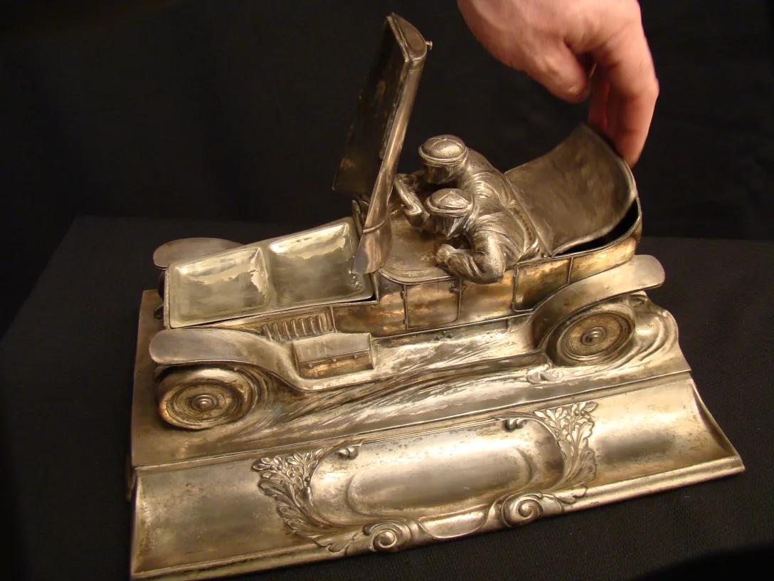 Calamaio antico WMF a forma di auto con due figure.