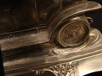 Tinteiro antigo WMF com detalhes decorativos e forma elegante.