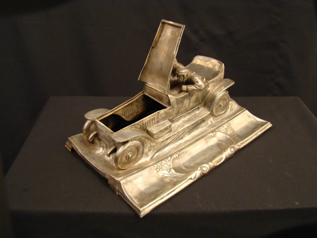 encrier ancien en forme de voiture, figure de mécanicien, détails élégants