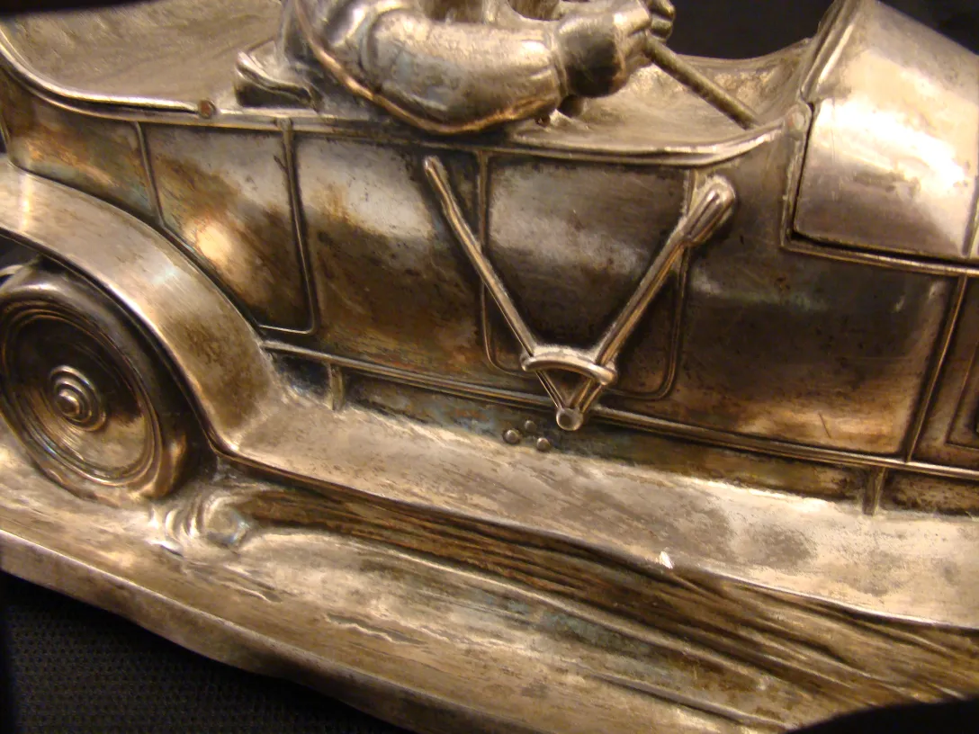 Encrier ancien WMF en forme de voiture, beau détail métallique.