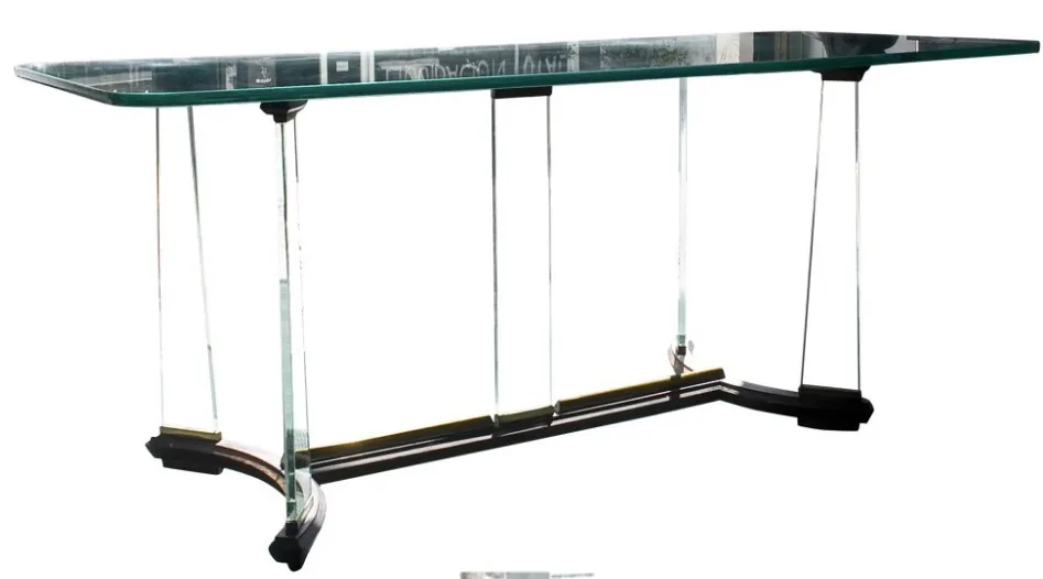 Mesa antiga elegante para 8 pessoas com aparência moderna