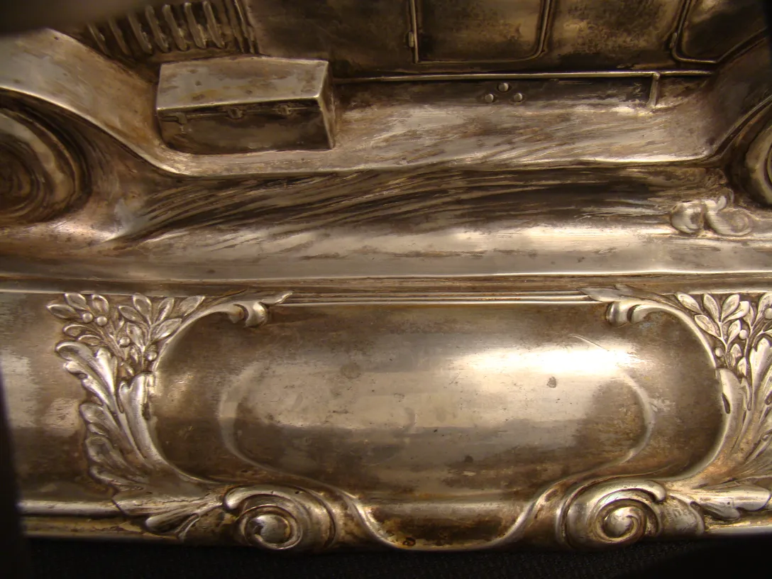 Tintero antiguo de WMF con detalles decorativos en la base.