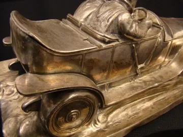 Calamaio antico con figura di auto, design elegante