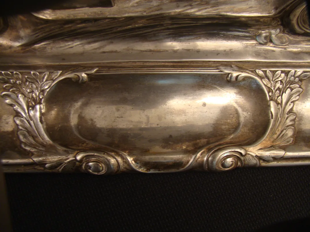 tinteiro antigo com detalhes ornamentais