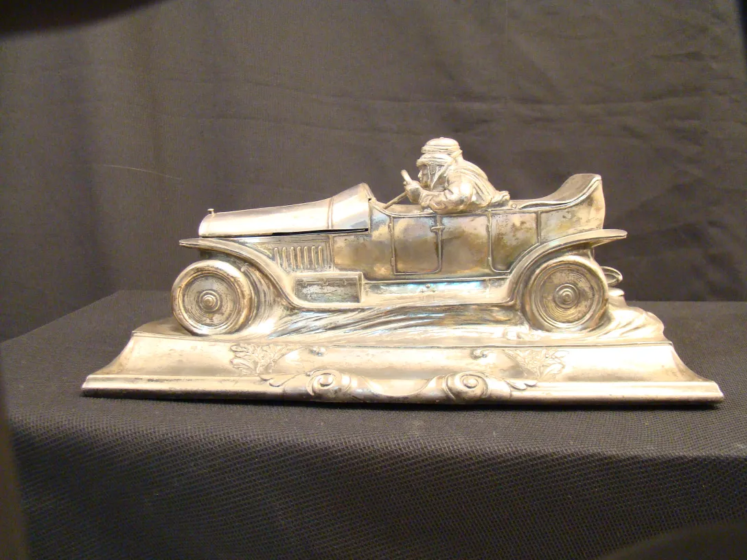 Encrier ancien avec figurine de voiture de course